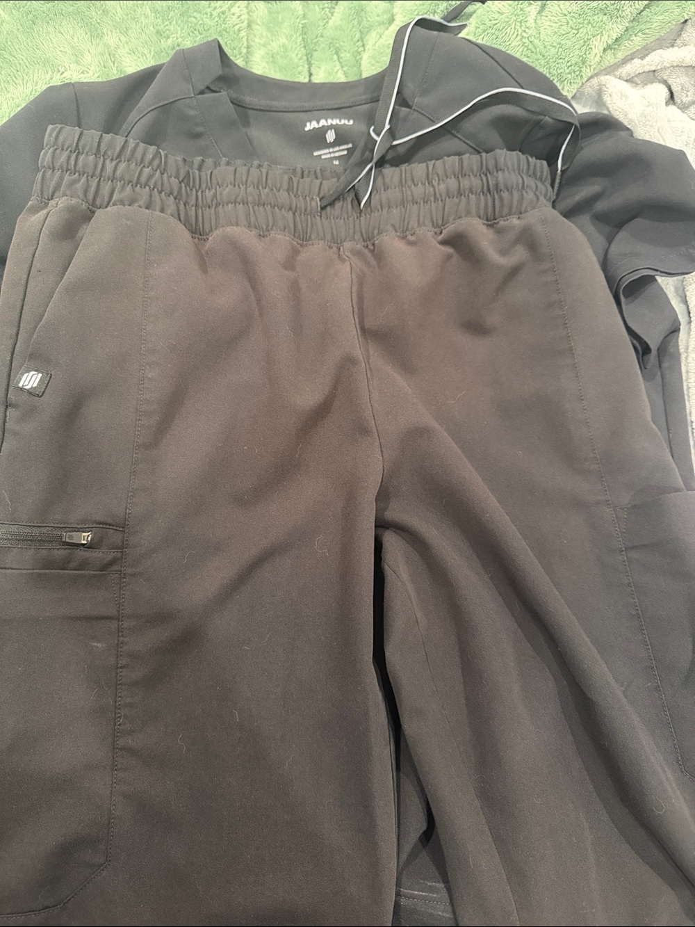 Jaanuu Women’s Black Scrub Set - Picture 2 of 2